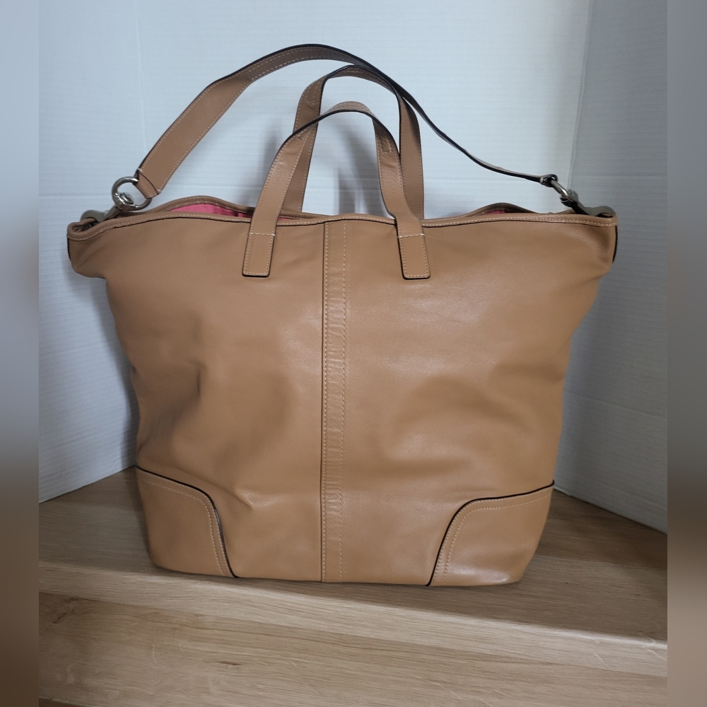 Coach Hadley Duffle Bag . - Picture 3 of 16